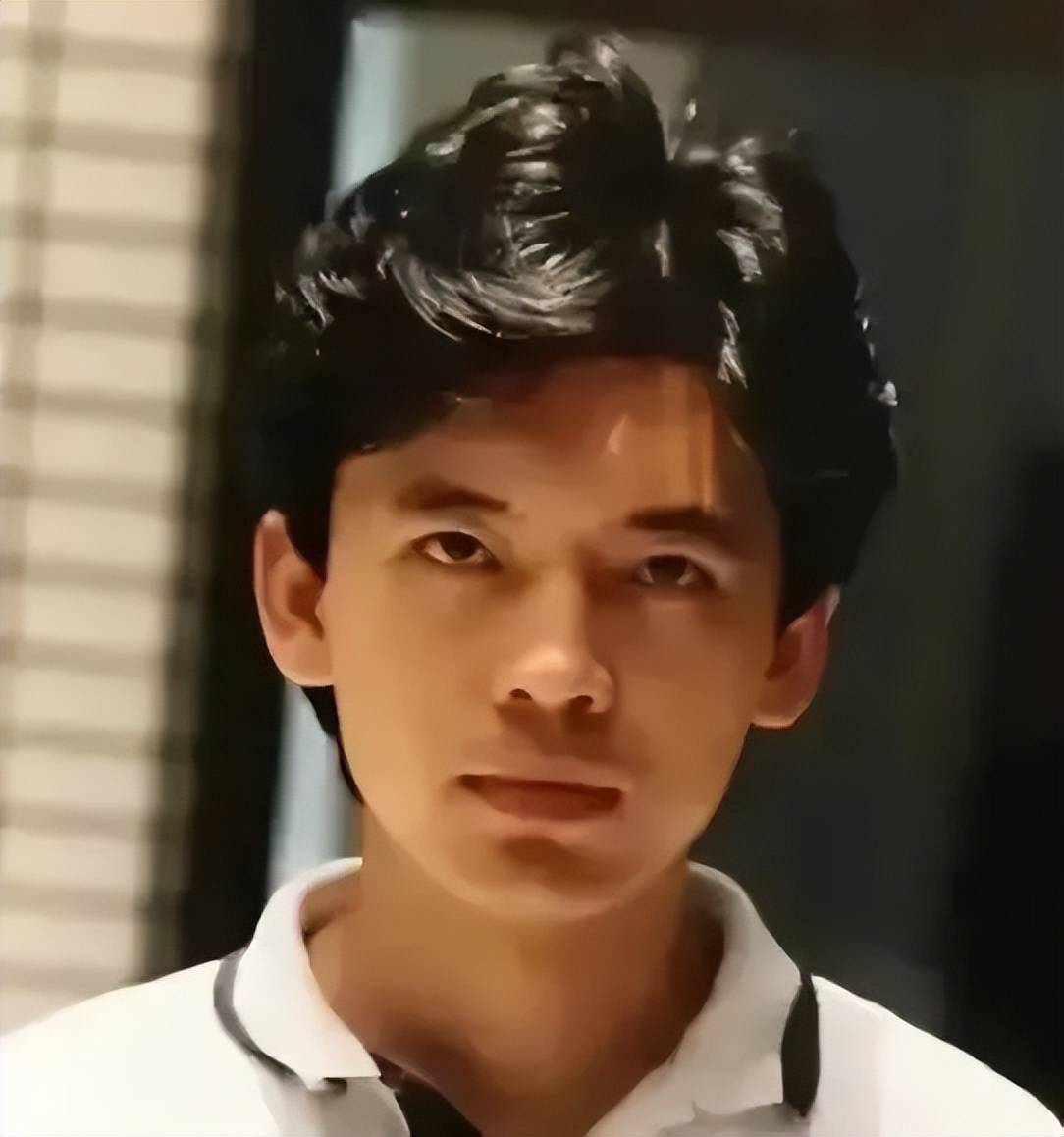 演员何政军凌晨发文晒最新视频展示近况新造型被赞帅气