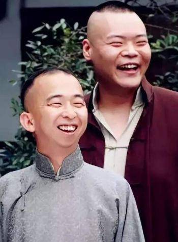 他凸嘴龅牙个子矮,演丑角20年不火,转身成《最美逆袭者》导演