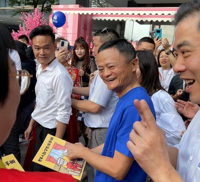 但是马云并没有改变身份,他依旧是中国人,而且马云退休后仍然在坚持做