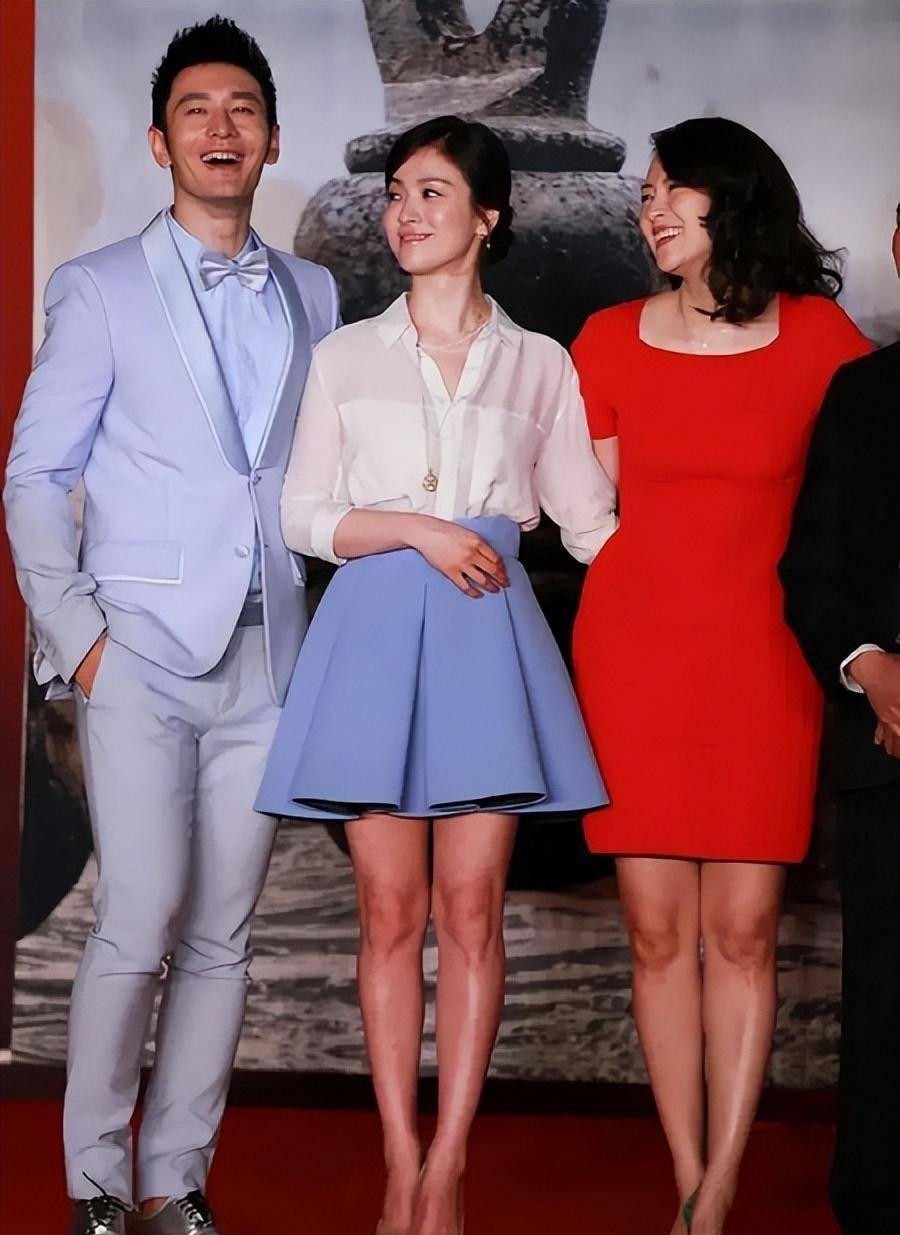 章子怡和宋慧乔罕见同框,穿红裙太妩媚,不及宋慧乔的知性风高级_衬衫