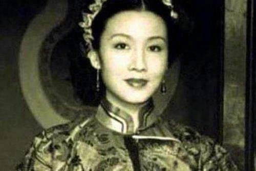 爱新觉罗·韫娱出生时已经是1920年,尽管出生时社会较为动乱,但她依旧