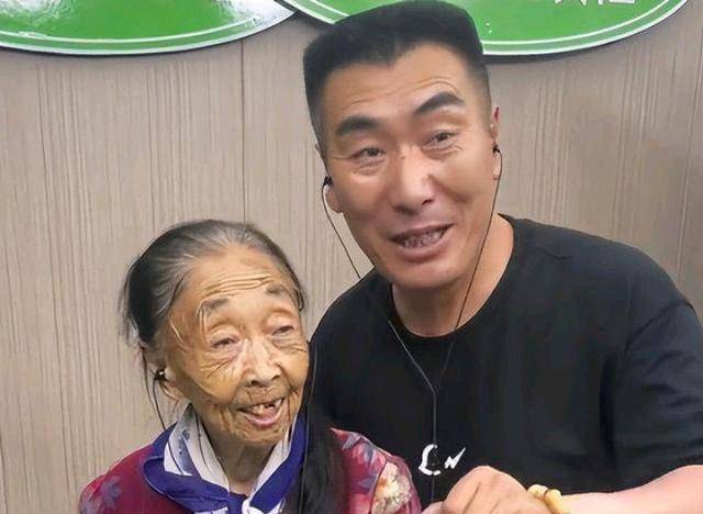 李玉成嫌弃妻子身上有老人味,不让她上桌吃饭,马玉琴只好吃油茶_老公