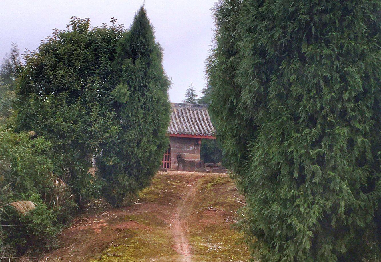 成都龙泉山玉皇观,道观仅存一间石室,四周散落许多无头宋代石像_石柱