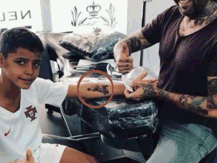 C罗儿子模仿老爸庆祝动作：mini罗8岁就敢纹身，助威C罗踢世界杯