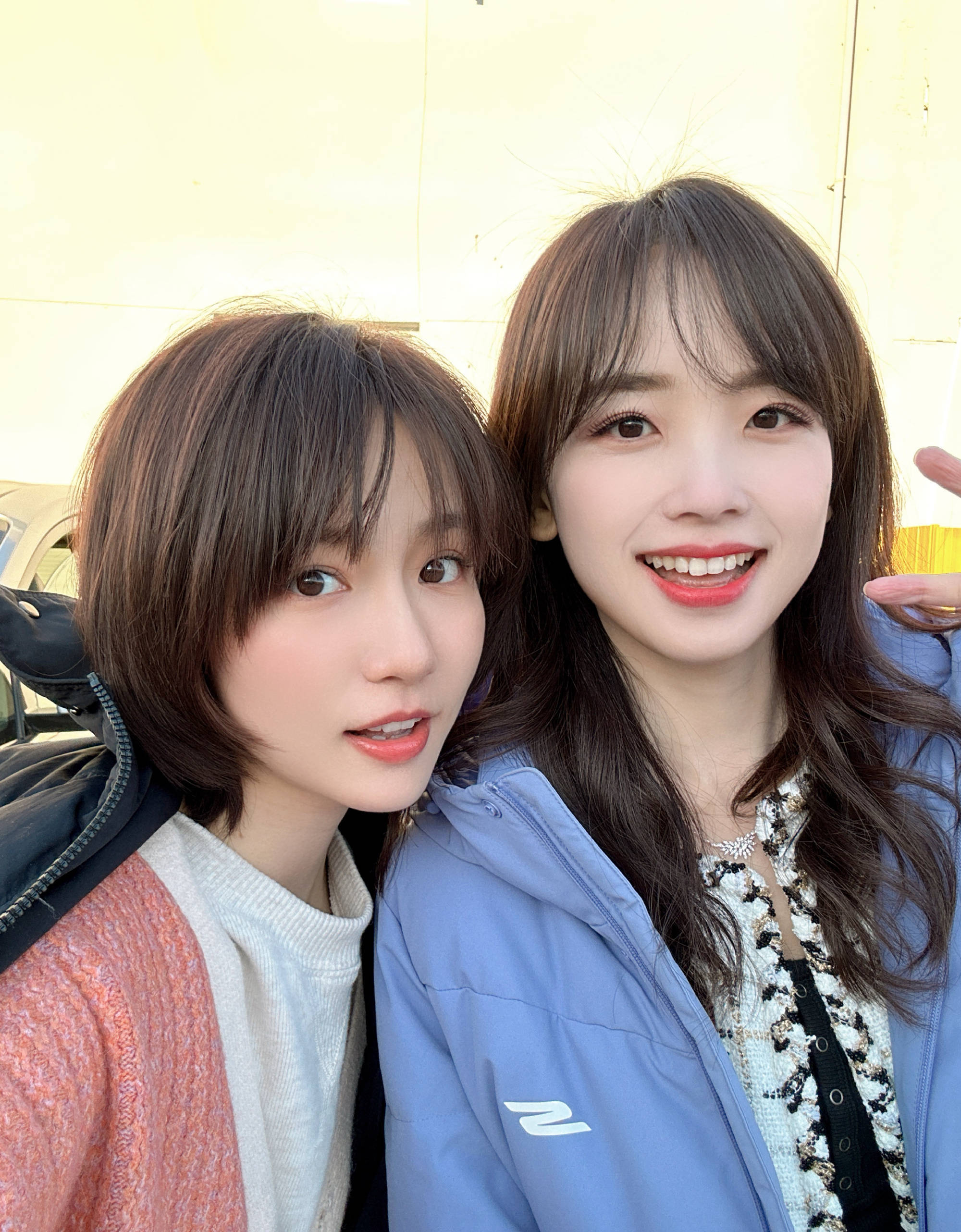 两个高颜值的美女一起合照,非常吸引眼球.