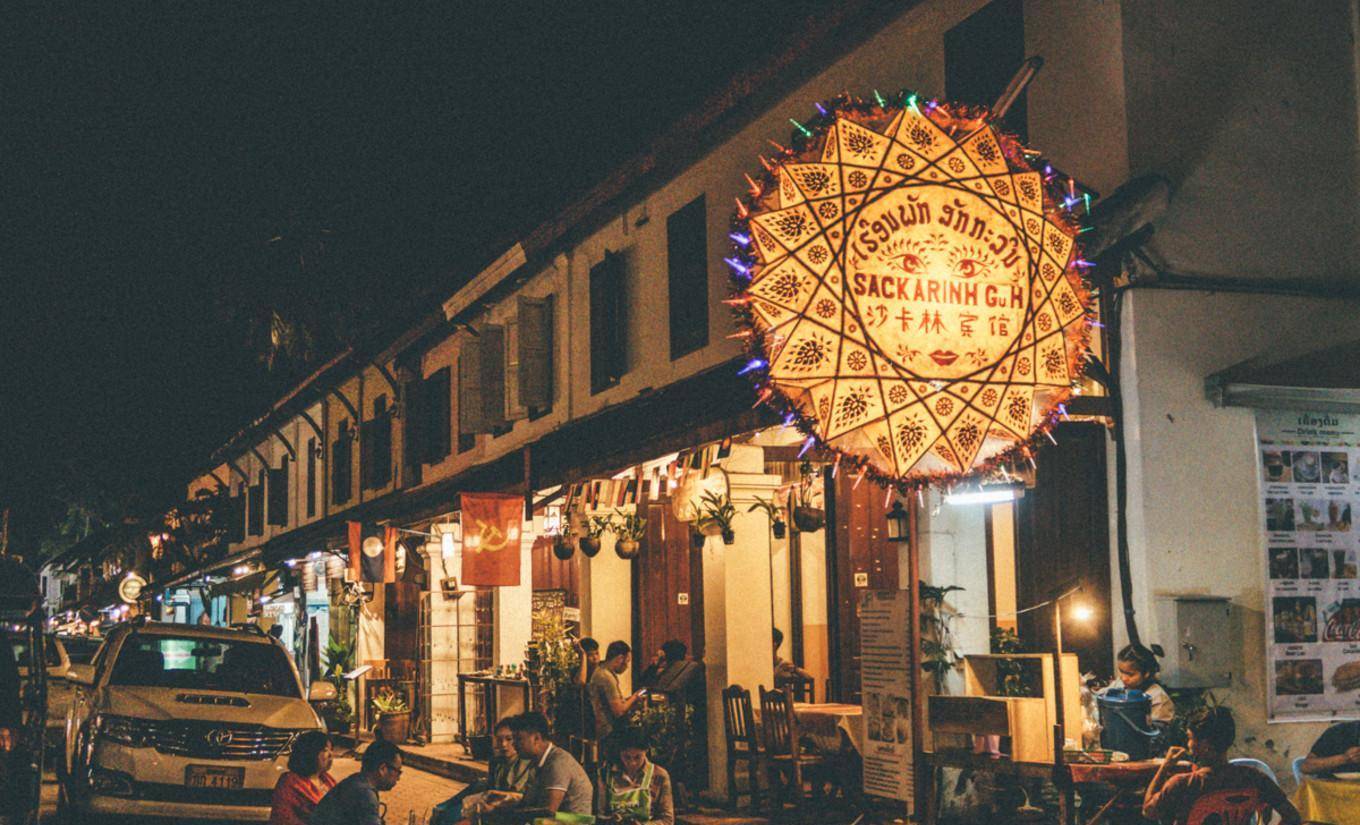 琅勃拉邦最热闹的夜市,却是全球最安静的市场,讨价还价轻声细语_老挝