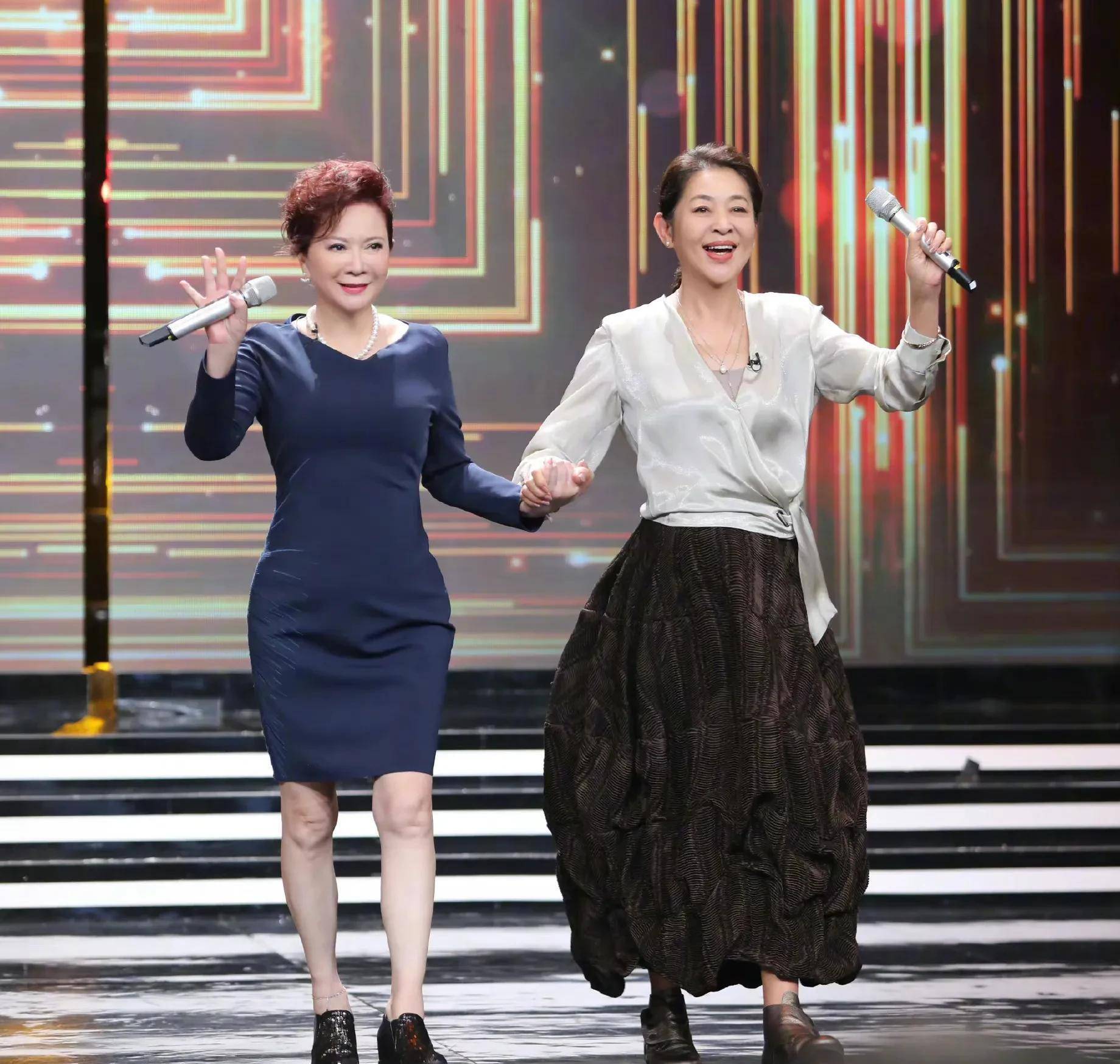 蔡明一身紧身短裙,盘起头发,一身时尚洋气的打扮,而倪萍依旧一如既往