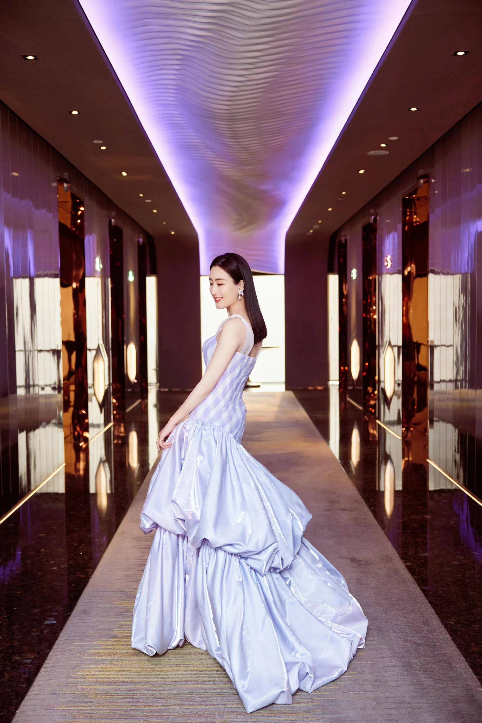 马苏电影节闭幕式走红毯,身着香芋紫吊带裙清新优雅减龄!