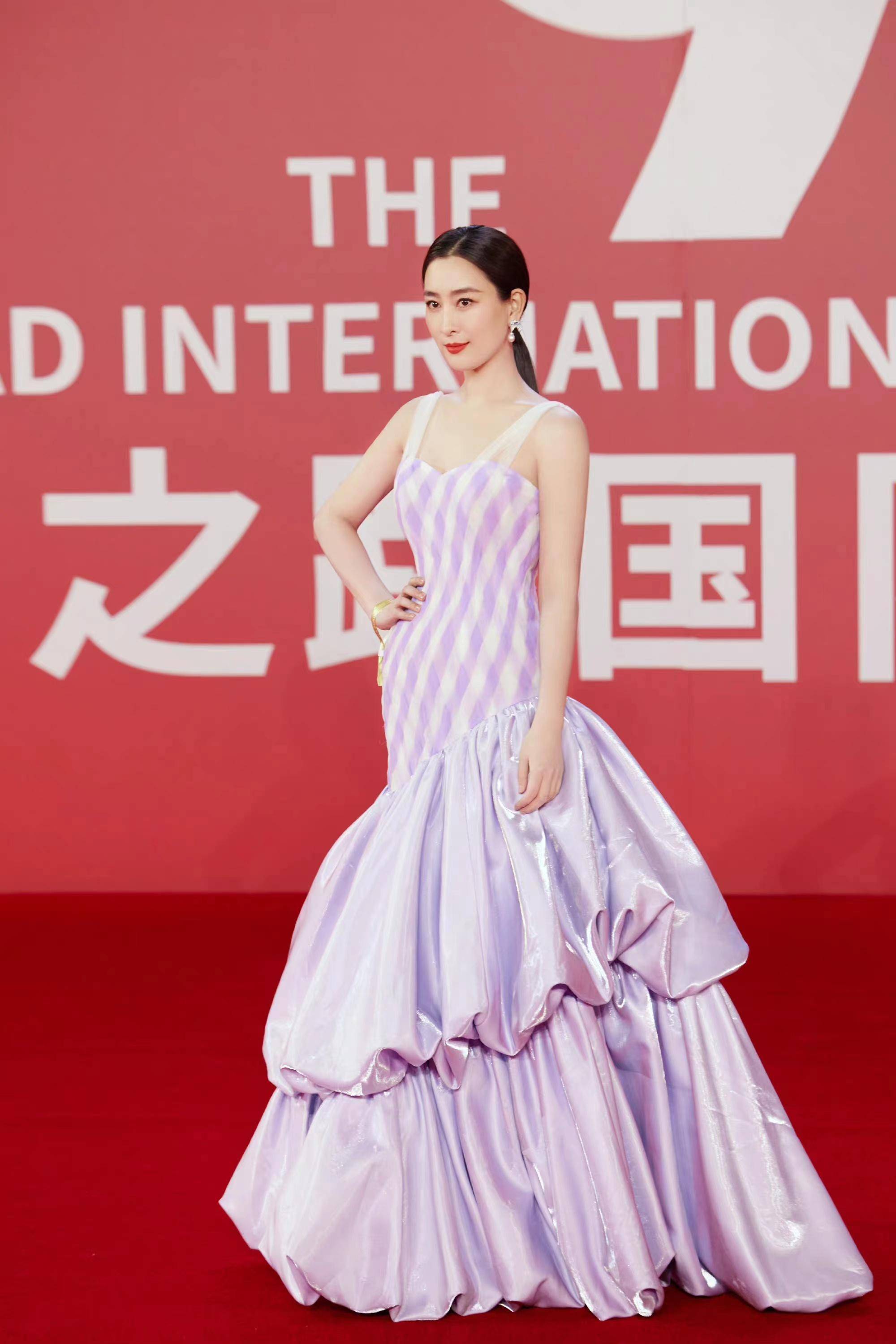 马苏电影节闭幕式走红毯,身着香芋紫吊带裙清新优雅减龄!