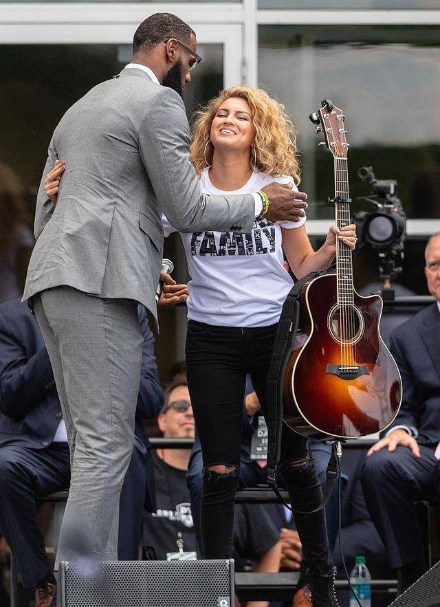 小皇帝罕见戴上眼镜,亲切拥抱女吉他手,做公益他不吝钱财_勒布朗