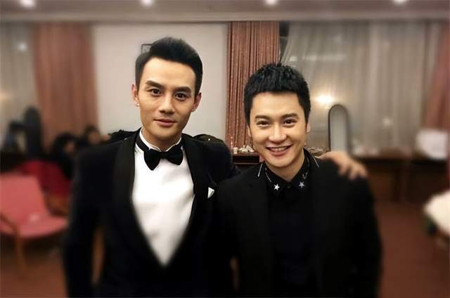 郭晓然(右)与王凯不久,奚望带着男友回家.