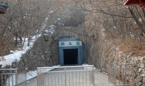 河北的守陵村,冬天从不积雪,一场意外爆破,让陵山主人重见天日_中山靖