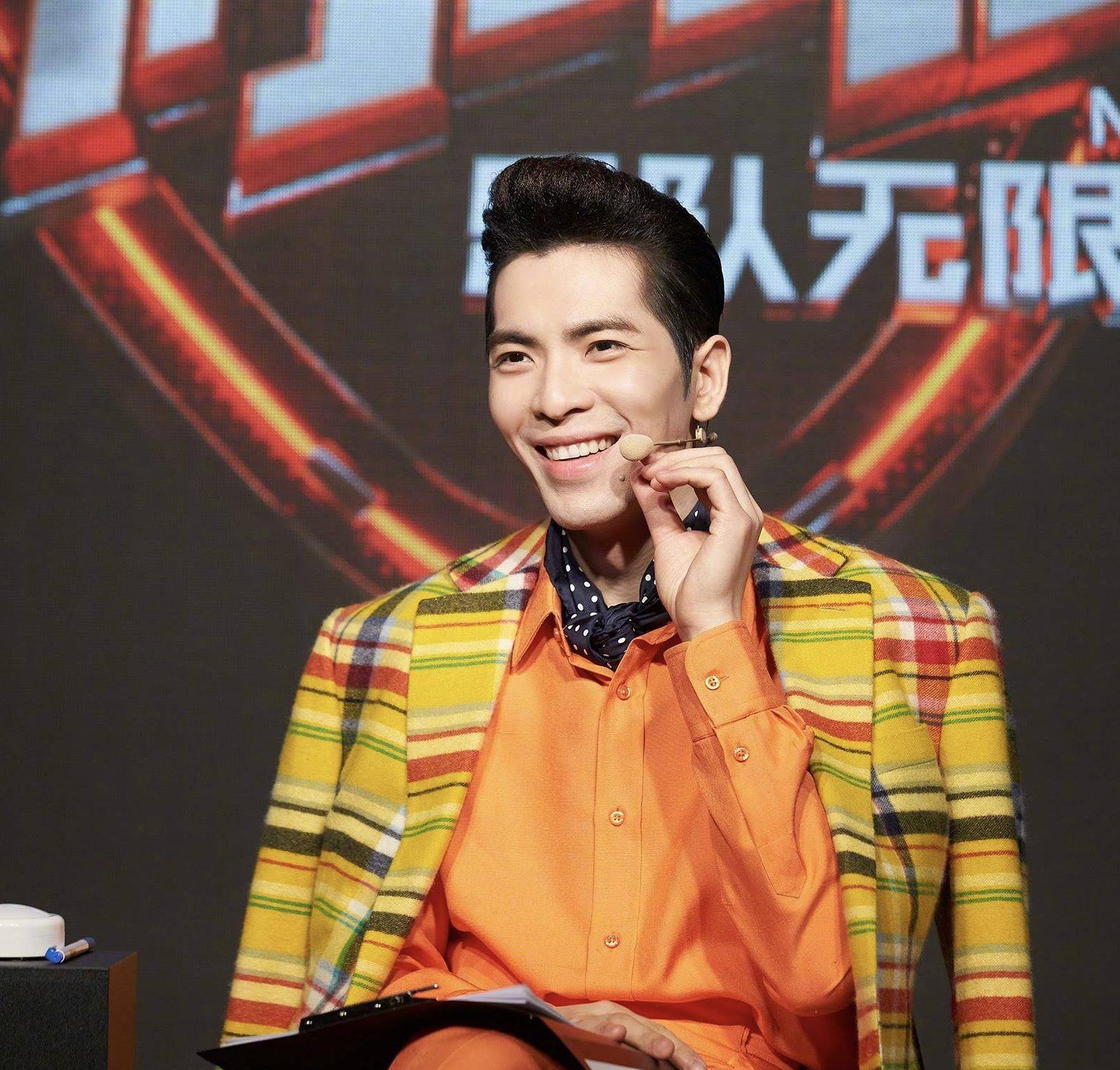 萧敬腾参加新综艺开机仪式,工作人员齐上阵拜雨神,场面太搞笑_横幅