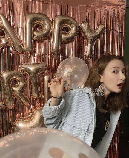 吴昕发文庆生,好友齐聚氛围欢乐,新的一年又长了一岁_气球_带着_生日