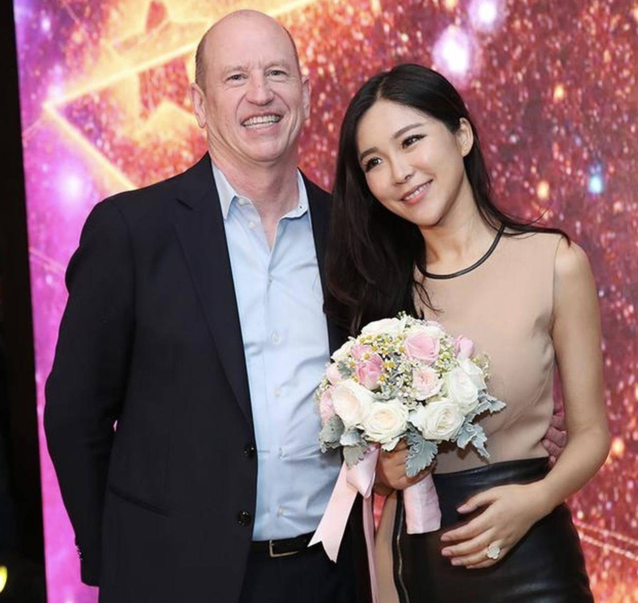 nba美女记者周玲安,学历高颜值好,嫁大17岁老外辟谣已离婚_比赛_相关