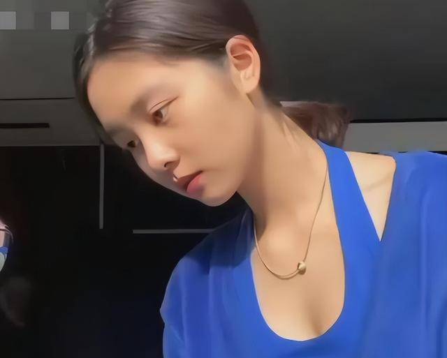 黄多多领口太低,妆容过浓,家长的教育有问题吗?_小孩子_衣服_穿着