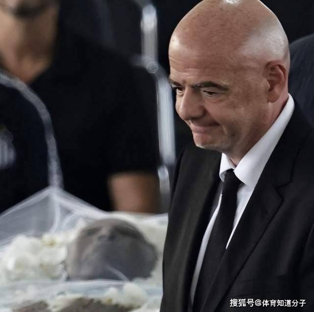 不能原谅！国际足联主席在贝利遗体前摆拍并大笑，网友：不尊重人