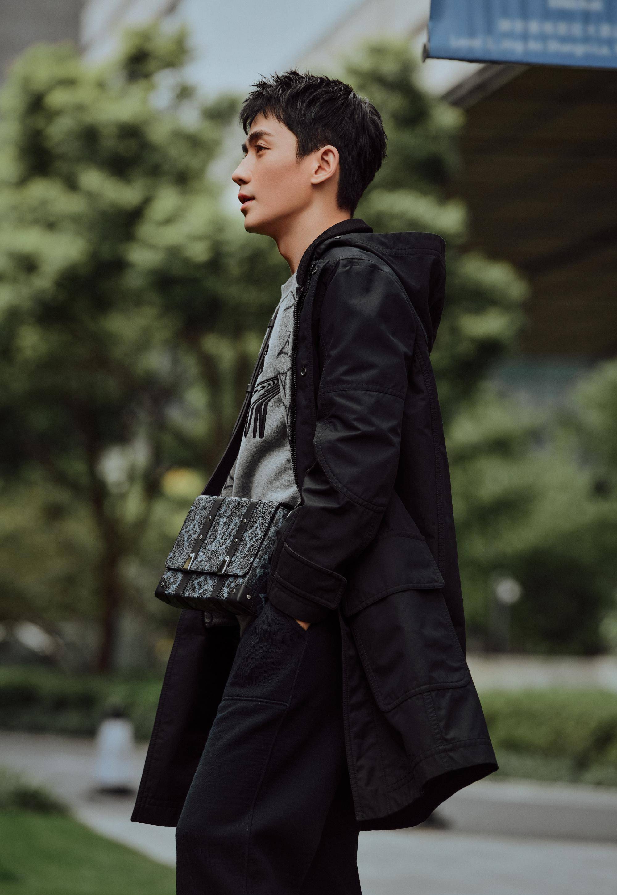 朱一龙2022年开工,领衔主演2022灾难大片,黑棒球帽低调休闲_颜色_风格