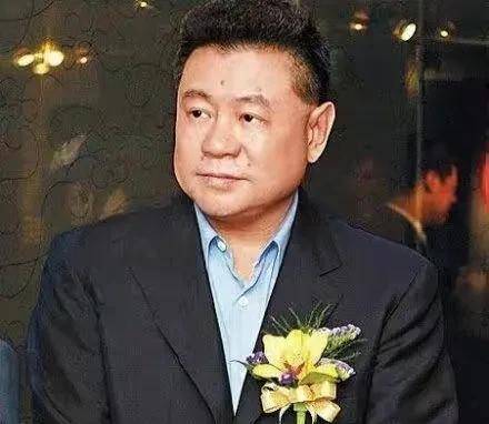 他们的公司上市,总资产达到了5亿港元,刘銮雄一跃成为香港首富,1983年