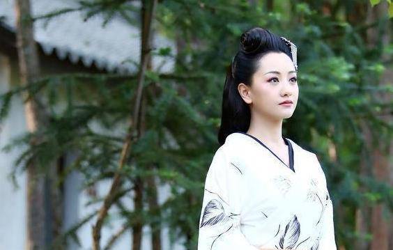 事情真真假假难以琢磨,这场换角风波,最后以杨蓉大方祝福《凤求凰》