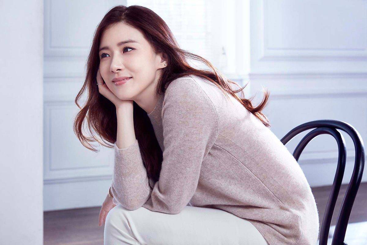 有传闻说他尚未跟女星朴帅眉宣布分手,却背着他追求李宝英劈腿两女