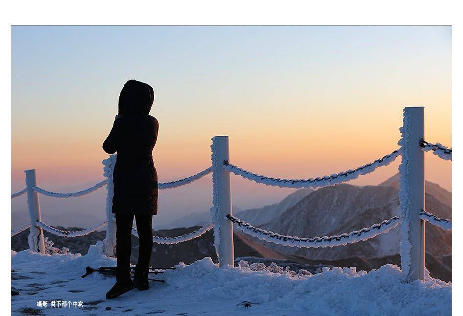 雪景背影女图片