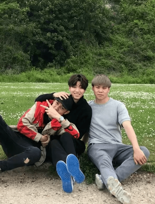 王俊凯骑单车载助理出行,神仙友谊令粉丝羡慕,调侃二人身份互换_电影