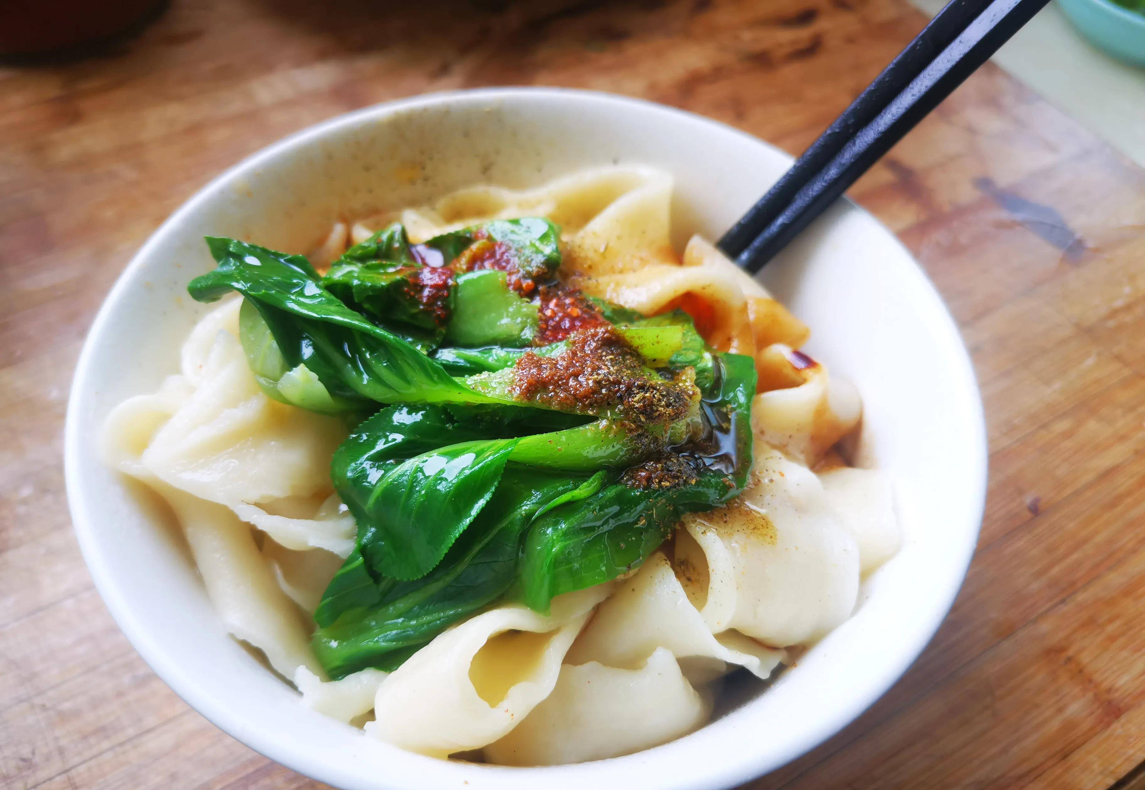 不擀面也能吃上手工面,面一拉一扯,往锅里一扔,油一泼香的冒烟_扯面