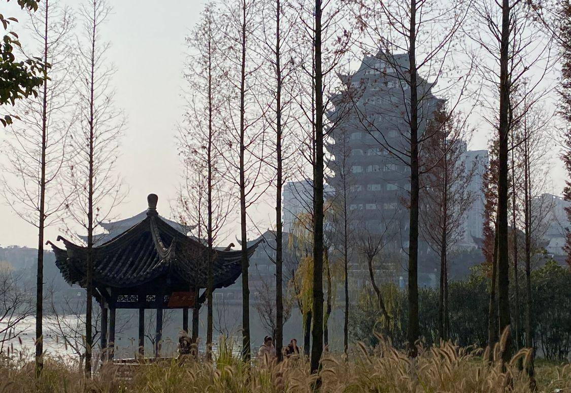 素有"千载诗书城""人文第一州"美誉,整座城市有很多公园,除了著名的