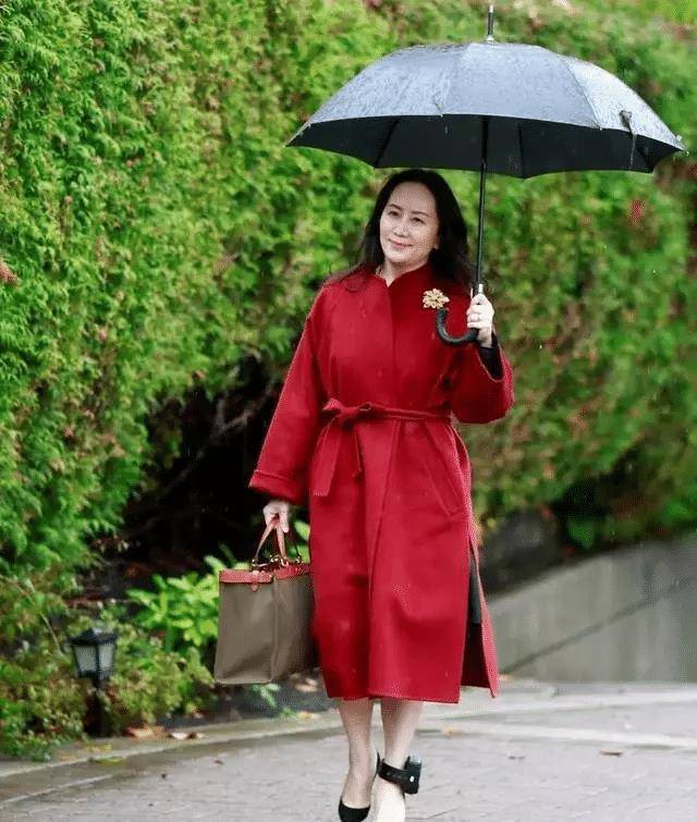 看到孟晚舟的"光腿配大衣",才知道是冬天高级的_外套_夹克_裙子