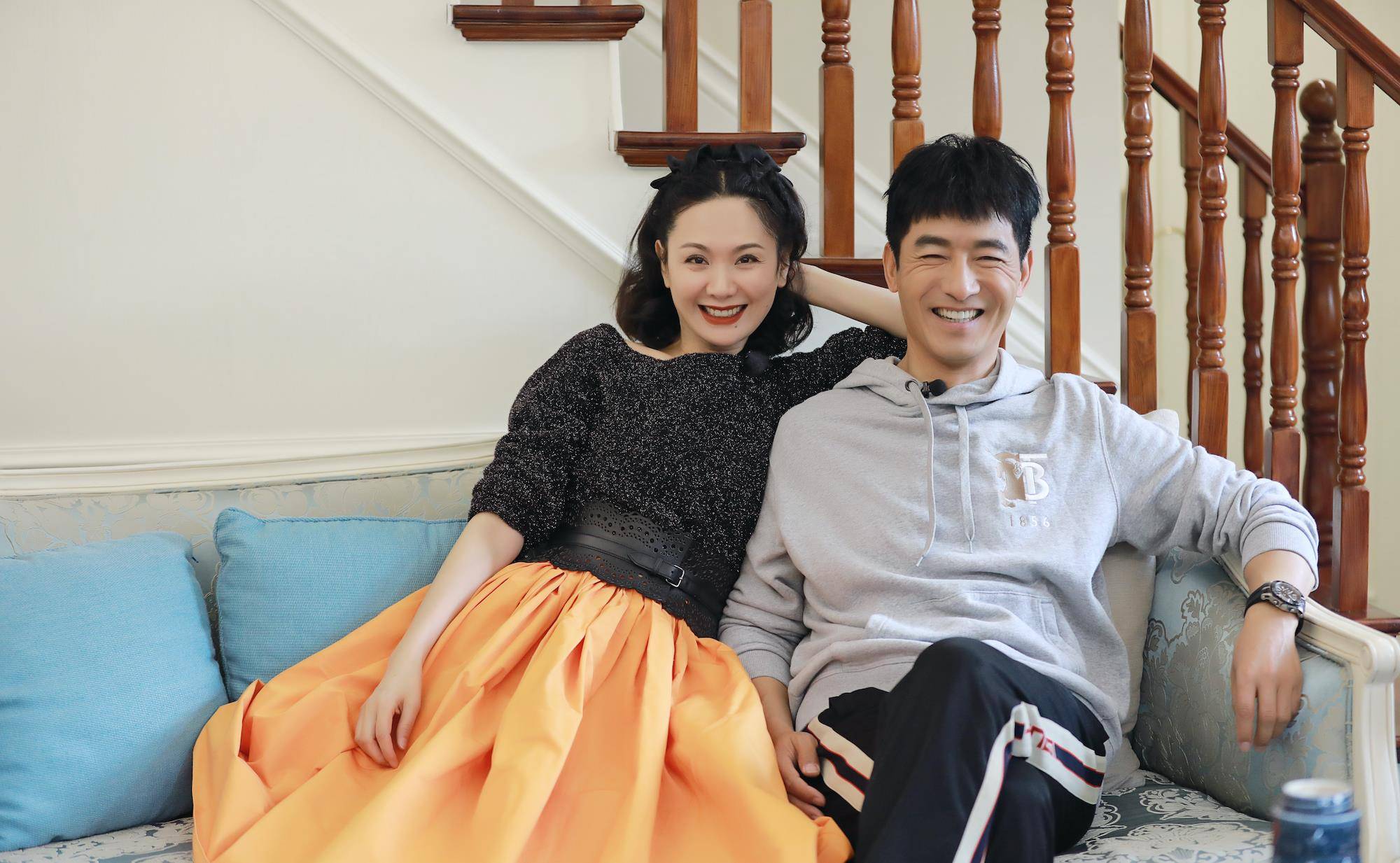 许是因为程莉莎在饭桌上的热情让郭晓冬对她大有改观,他心想:"有这样