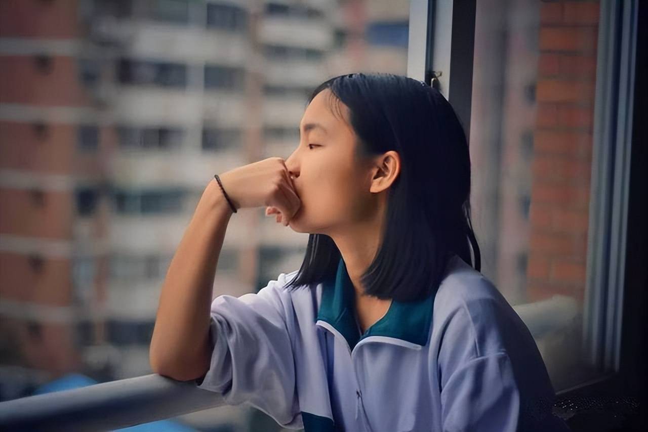 初二女生辍学,家长找不到,班主任在酒吧找到了,却又不知怎么办_教育