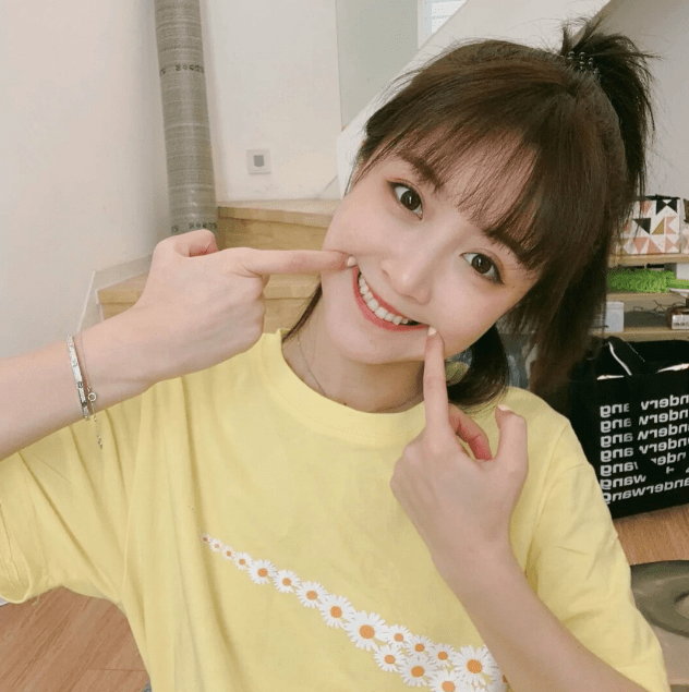 最可爱的是,莉哥用手将自己的脸搓成一个小圆,肉乎乎的捧在自己的手里