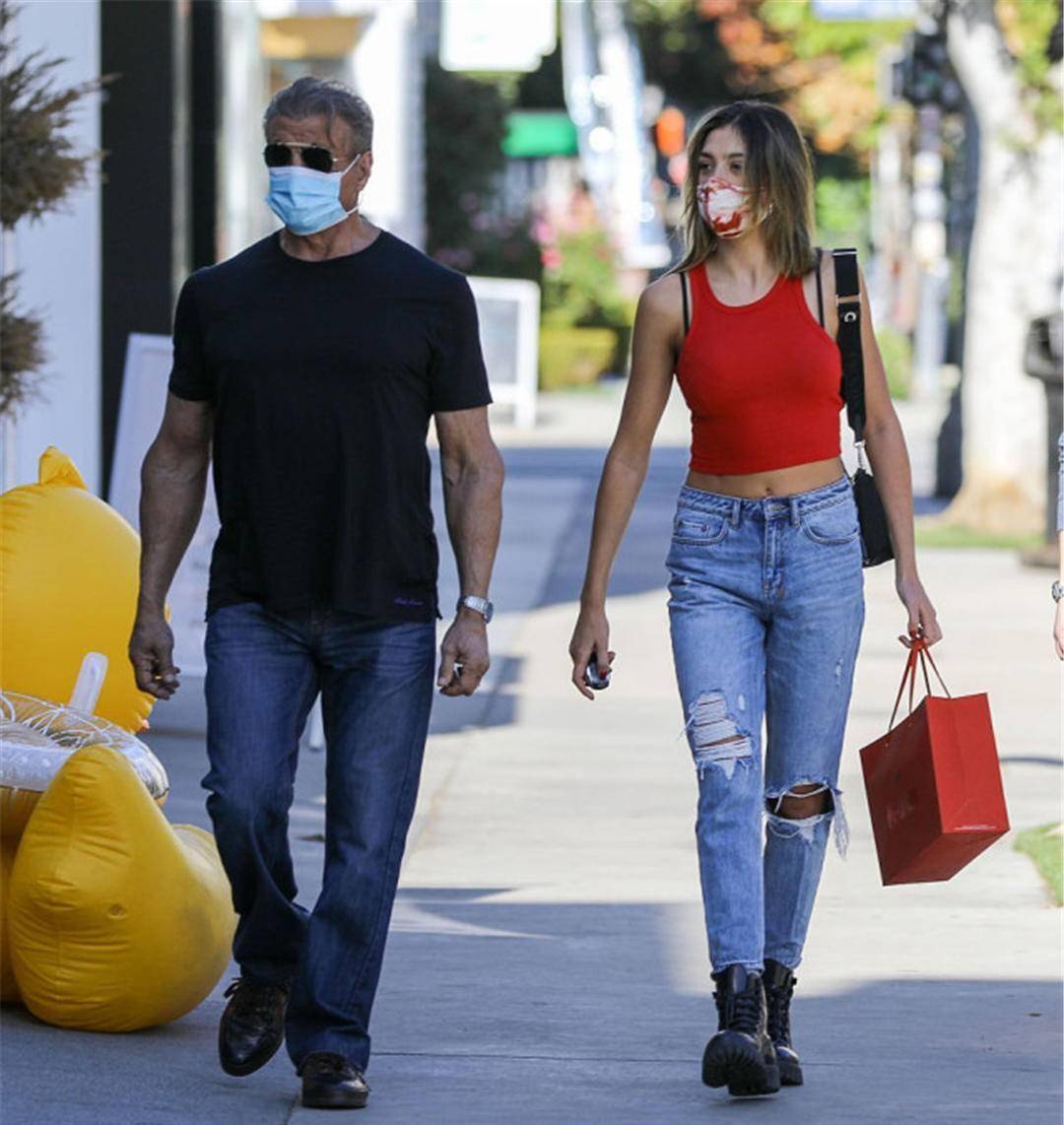 史泰龙携女儿现身,t恤配牛仔裤体型健壮,女儿比例优越似超模_黑色