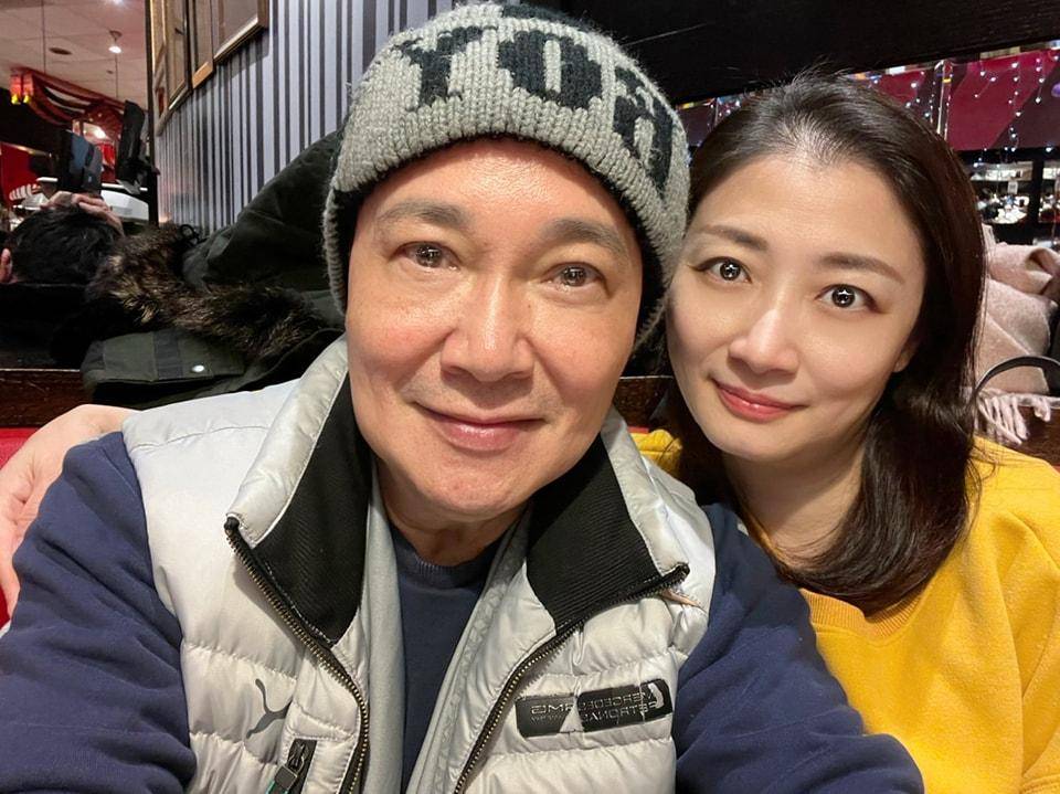 孟飞一家吃大餐庆新年,鸽子蛋大翡翠戒指太抢镜,三婚妻子颜值高_孟非