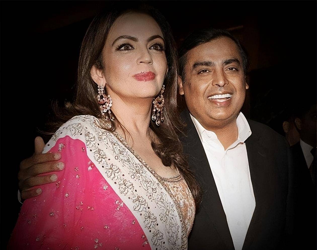 出身高种姓,丈夫很简朴,927亿任她穿金戴银_妮塔·安巴尼_妻子_鲁巴伊