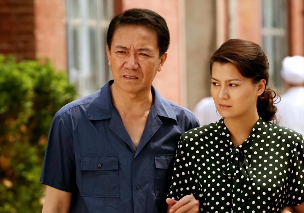 李幼斌:47岁靠《亮剑》一战成名,抛弃原配迎娶三婚史兰芽_表演_张瑞琪