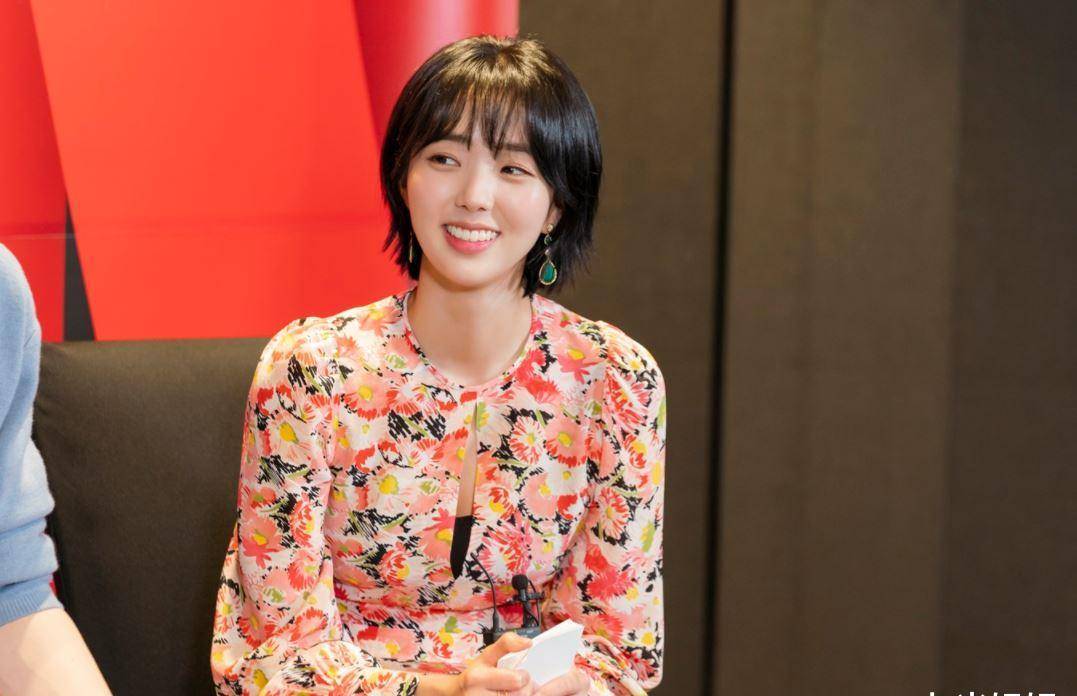 出道八年没火,如今凭借一句"好凉"爆红,国外女星蔡秀彬美翻了_网友