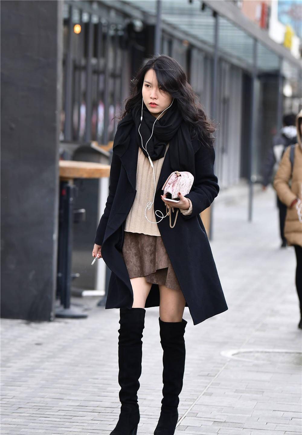 美女冬季魅力穿搭,黑色丝袜搭配长靴,不仅保暖还很时尚_鞋子_风格