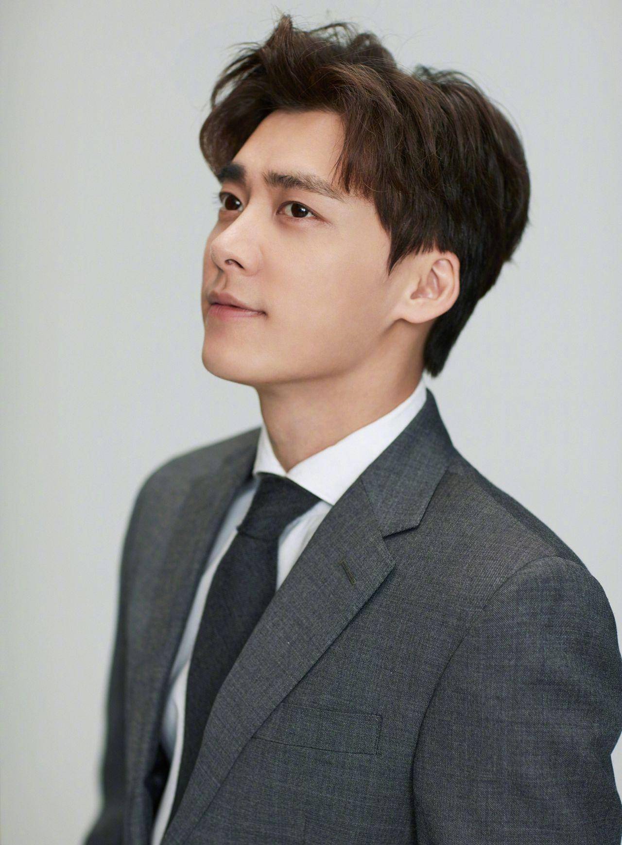 作为男神级别的李易峰,年纪轻轻就登上了人生顶峰,多少大牌导演,制片