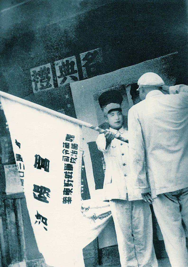 60军军长张明路途中受到歹徒挑衅,将军说:你有能耐就过来试一试_部队