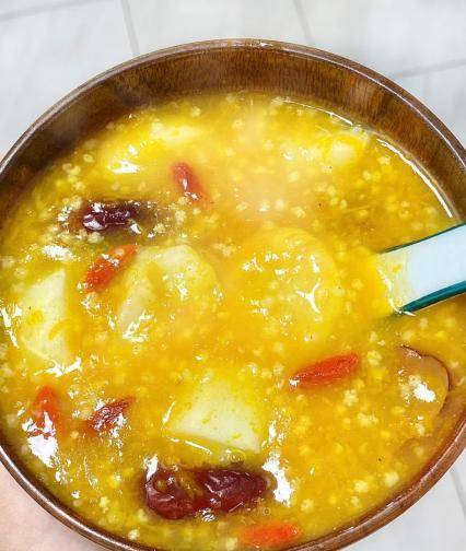 南瓜山药红枣小米粥是冬季早餐的最佳选择,主要选用南瓜,山药和红枣