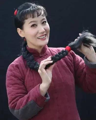 43岁谭晶曾唱《用心过日子》,嫁大9岁背景不简单老公,真幸福_女儿