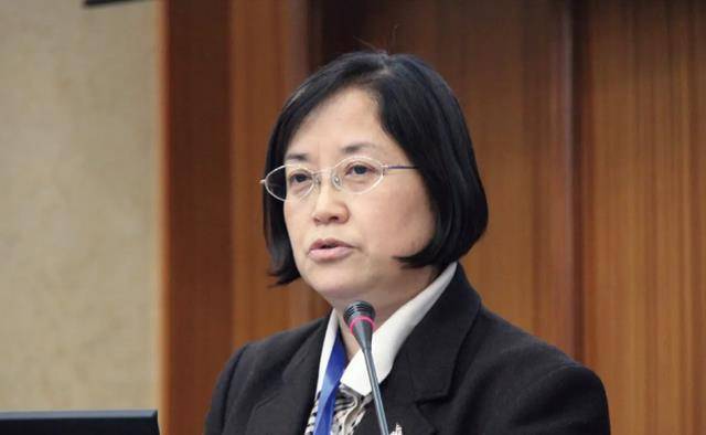 清华大学女教授"献策":职工50岁退休,打15年短工再领退休金?