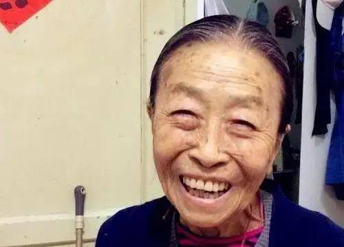 1946年张少华出生在北京的一个不富裕的家庭,家中有