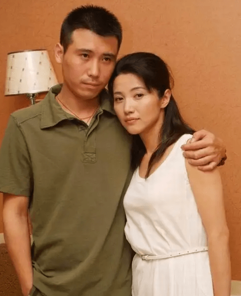 "星二代"李乃文19年不温不火,与颜丙燕意难平,48岁至今未婚_父母_母亲