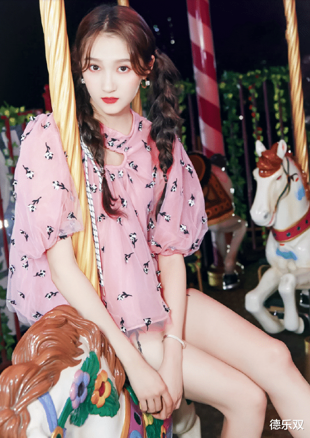 关晓彤穿"短裤"偏要玩木马,看清坐姿,粉丝:还是你吗?_节目_王牌_保护