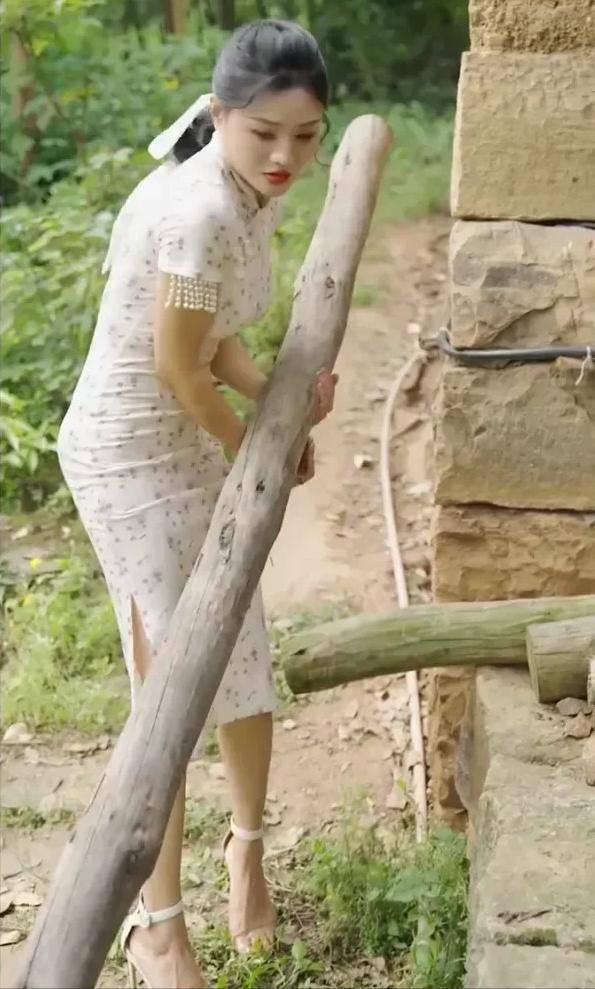 河南:女子穿高开叉旗袍干农活,网友:挺能干的_李女士_视频_父亲