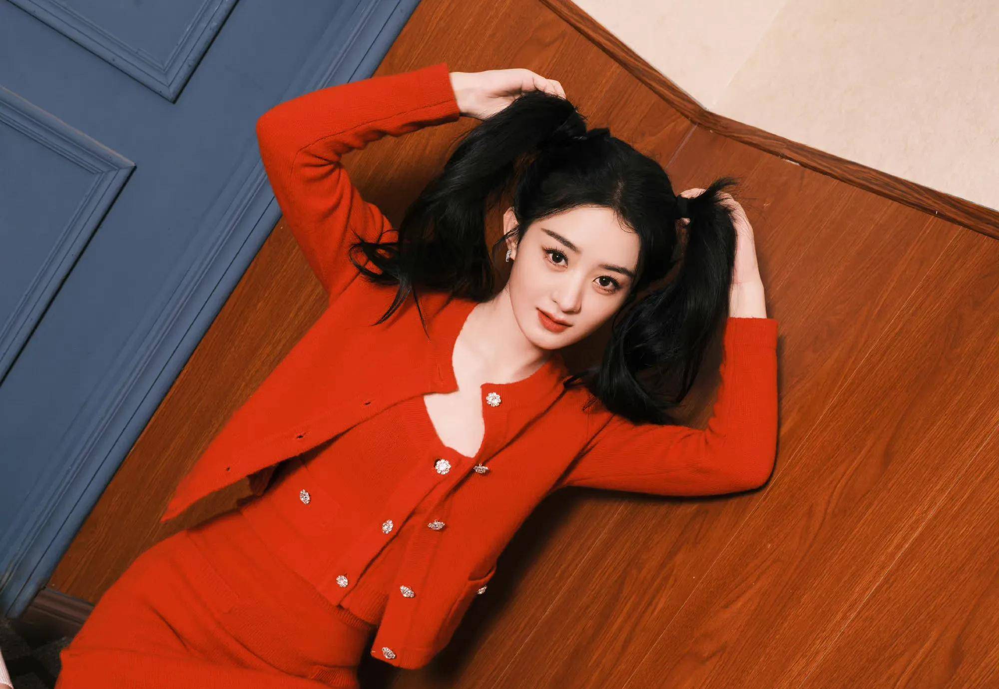 赵丽颖新年红喜庆大片,扎双马尾蝴蝶结盘发好俏皮灵动,甜美可爱_颖宝