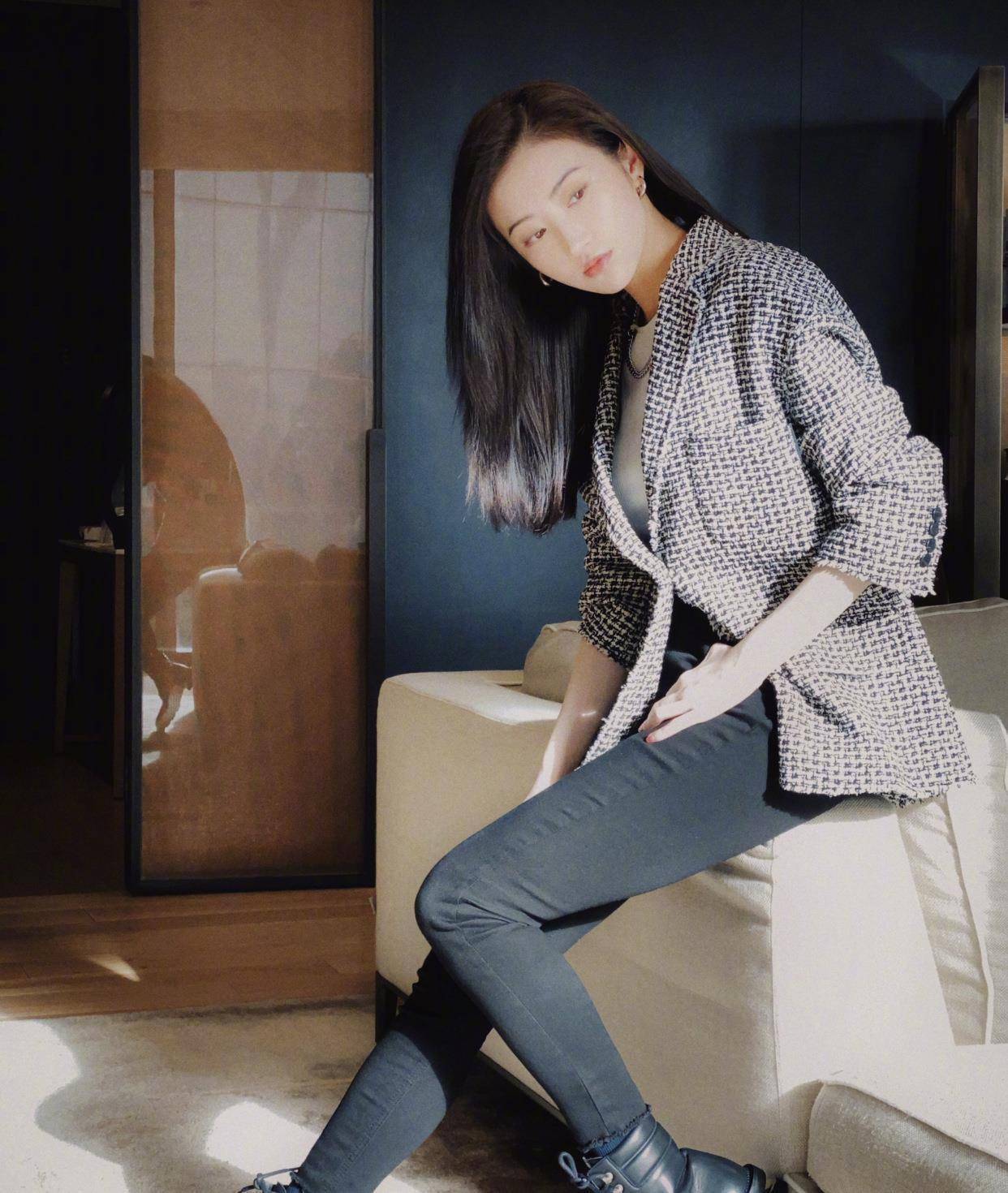 31岁景甜和27岁杨紫,双双挑战千鸟格西装,却一个干练一个活力!